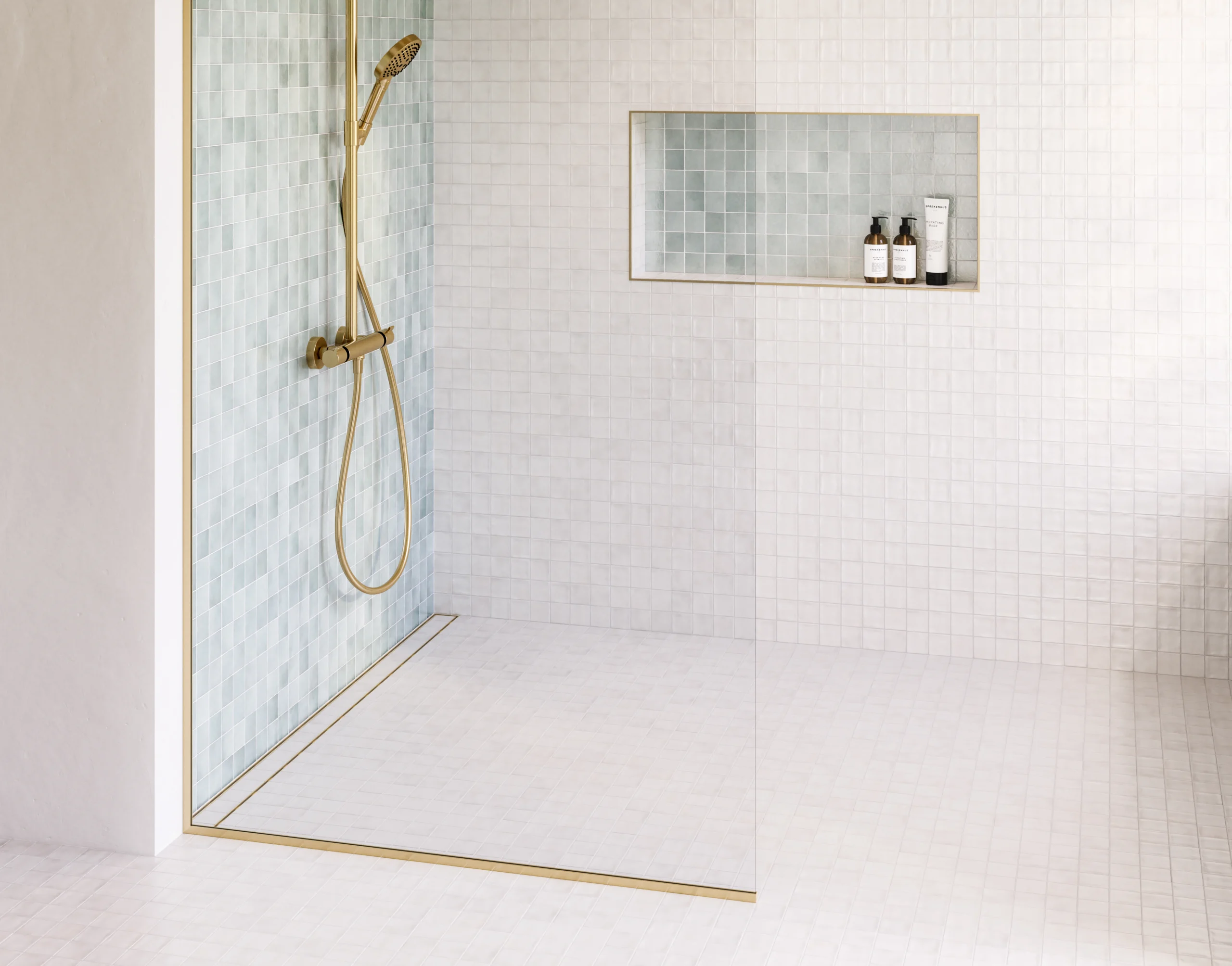 Infinity Drain — Inspiration Gallery — Indoor Drains — Scene 10_Tile Insert